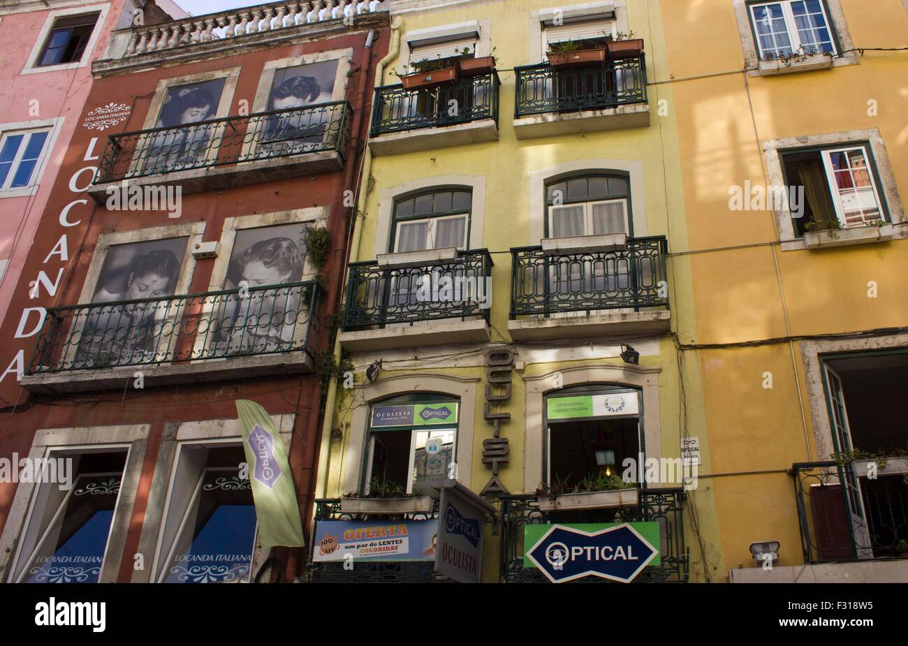 Lissabon, PORTUGAL - 23. Oktober 2014: Alte Gebäude in Lissabon mit gemalten Fenstern mit Frauen Fotos Stockfoto