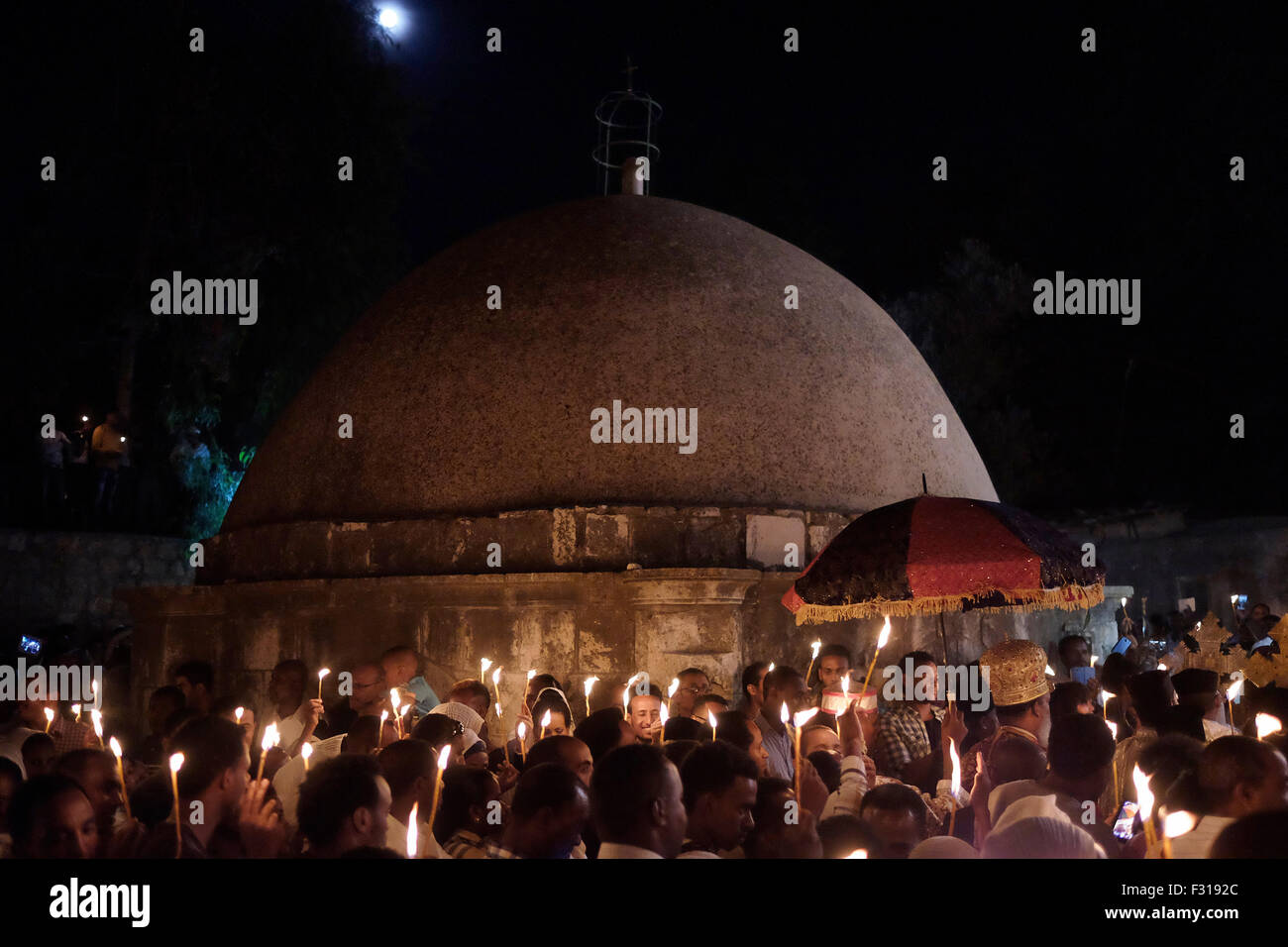 Äthiopisch-orthodoxe Christen halten die Kerze fest, während sie die ‘Demera’ feiern, Dies ist eine Zeremonie der Meskel - Entdeckung des wahren Kreuzes durch die heilige Helena im vierten Jahrhundert n. Chr., die am 27. September 2015 in der Grabeskirche in Ostjerusalem, Israel, durch Fackel am Deir El-Sultan Kloster auf dem Dach der Grabeskirche beobachtet wurde. Meskel, ist der geistliche Feiertag der orthodoxen Christen in Äthiopien und wird seit Tausenden von Jahren gefeiert. Sie wurde nun von der UNESCO auf die repräsentative Liste des immateriellen Kulturerbes der Menschheit gesetzt. Stockfoto