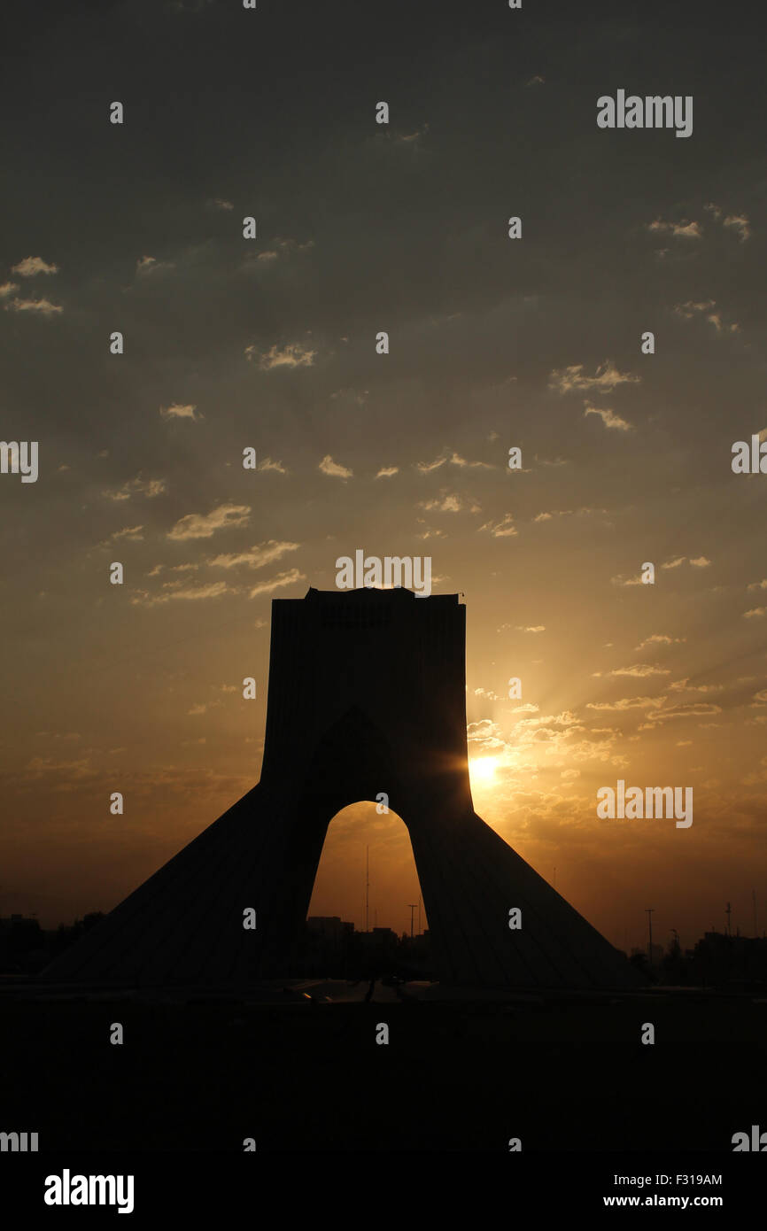 Azadi-Turm im Sonnenuntergang Himmel, Teheran, Iran Stockfoto
