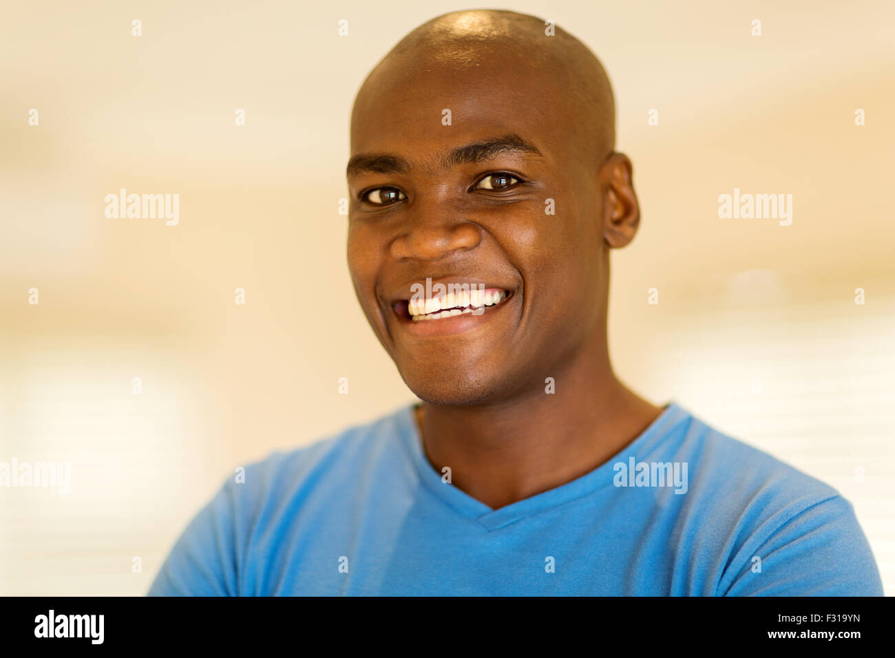 Porträt von gut aussehenden jungen afrikanischen amerikanischen Mann Nahaufnahme Stockfoto