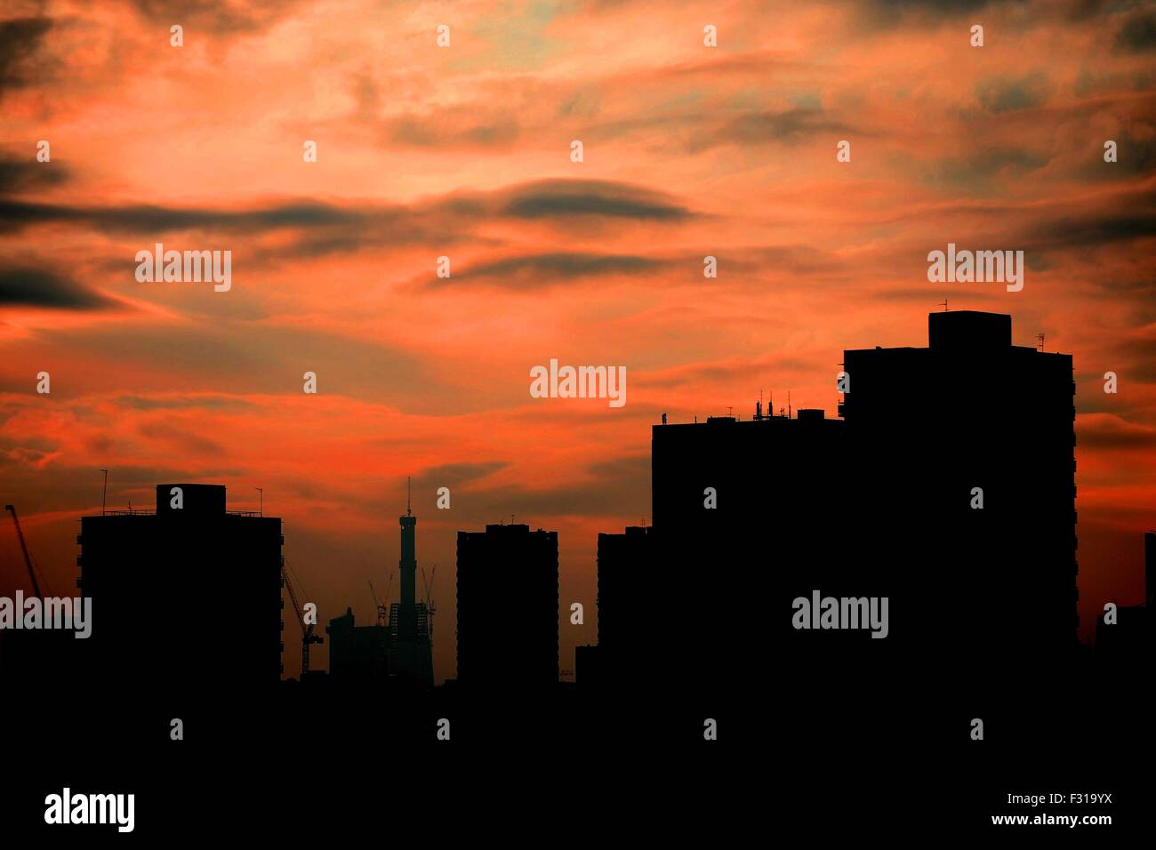 Roter Himmel über Stadtansicht Blick auf Silhouette Gebäude in Canary Wharf London, UK. Stockfoto