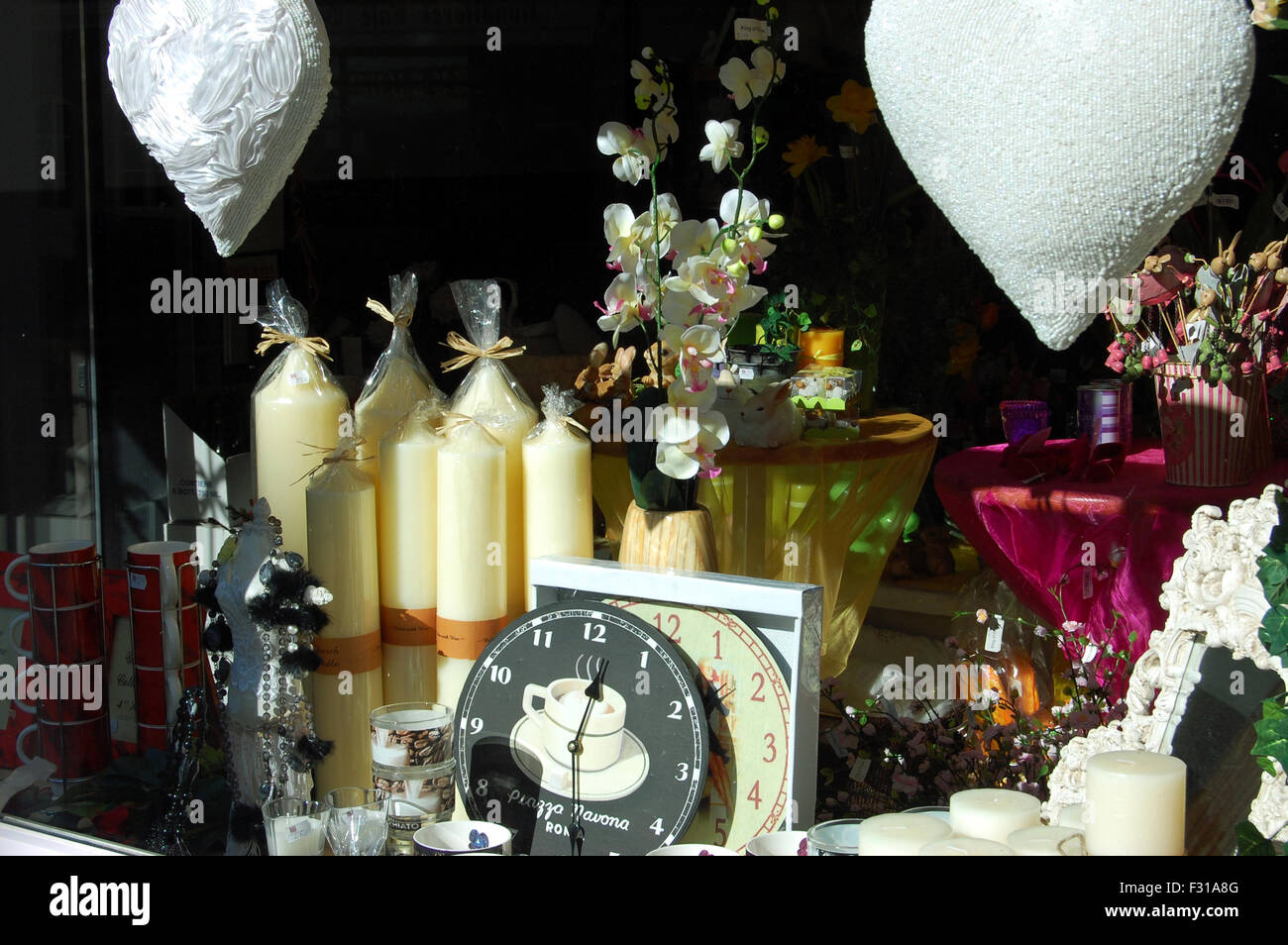 Kerzen, Uhren und andere Gegenstände in einem Schaufenster in Bad Tölz in  Bayern, Deutschland Stockfotografie - Alamy