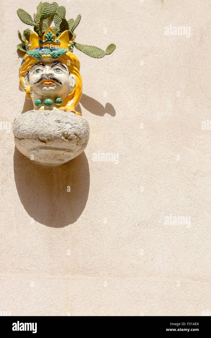 Traditionelle sizilianische Stil Keramik lässt sich Blumentopf verwendet, um einen Kaktus gegen eine Wand in Taormina, Sizilien zu erstellen. Stockfoto