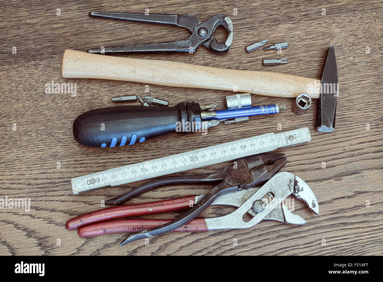 Alte Werkzeuge auf Holztisch. Konzept der Reparatur, Wartung, Instandhaltung oder Reinigung. Alte Vintage-Look. Stockfoto