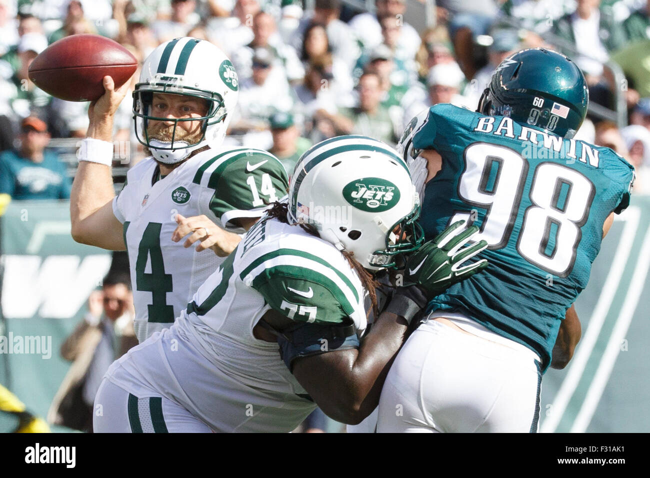 East Rutherford, New Jersey, USA. 27. September 2015, New York Jets Quarterback Ryan Fitzpatrick (14) wirft den Ball als Wache bekommt James Carpenter (77) Philadelphia Eagles außerhalb Linebacker Connor Barwin (98) aus dem Weg während der NFL-Spiel zwischen den Philadelphia Eagles und die New York Jets MetLife Stadium in East Rutherford, New Jersey. Die Philadelphia Eagles gewann 24-17. Christopher Szagola/CSM Stockfoto