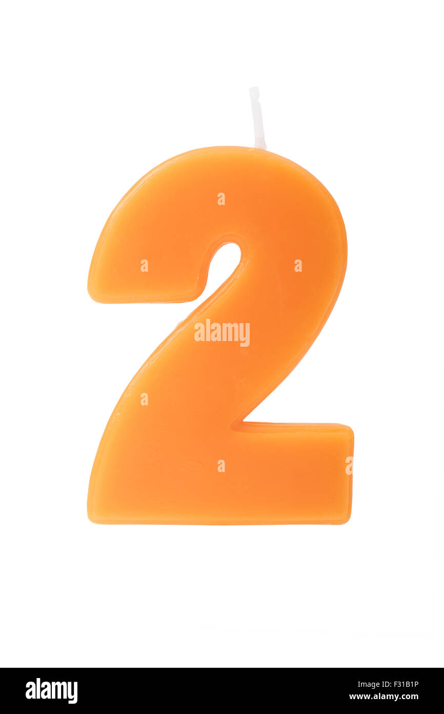 Orange Geburtstag Kerze in Form von die Nummer zwei auf weißem Hintergrund Stockfoto
