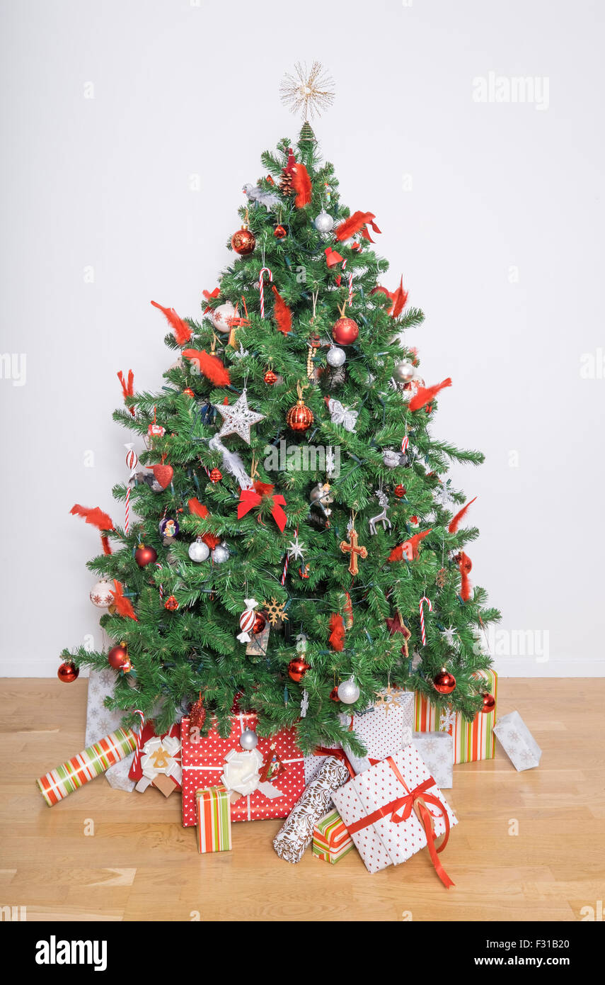 Schönen Weihnachtsbaum im Wohnzimmer Stockfoto