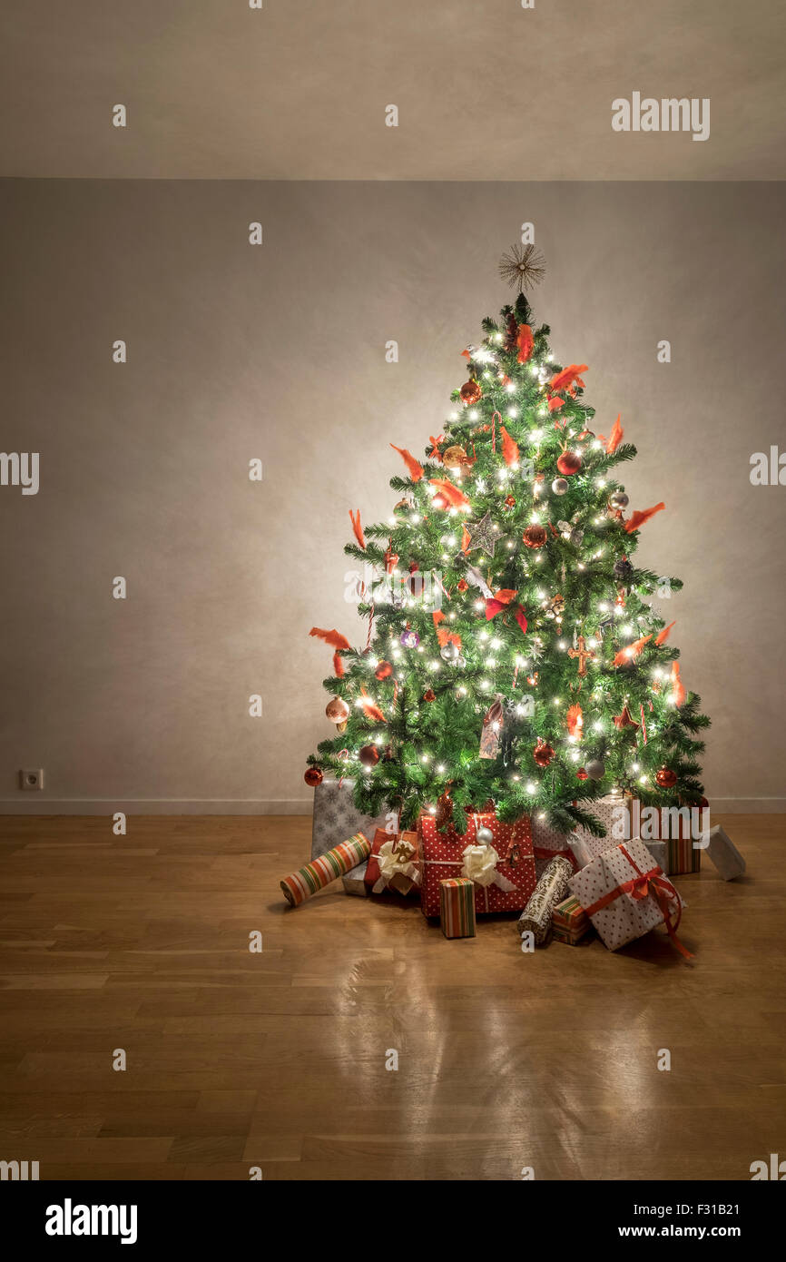 Wunderschön beleuchtete Weihnachtsbaum im Wohnzimmer Stockfoto