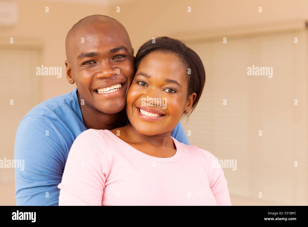 Porträt von glücklichen jungen afroamerikanischen paar drinnen Stockfoto