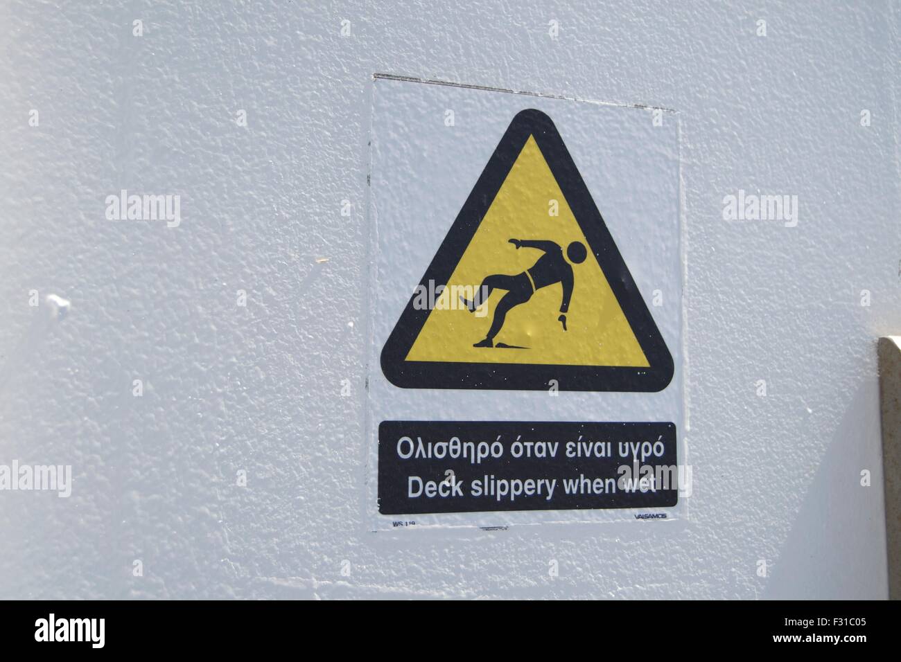 Warnschild Vorsicht rutschig deck gefährlich nass Stockfoto