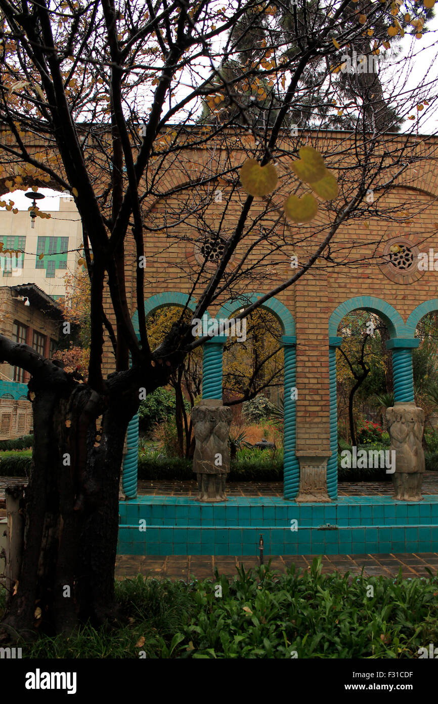 Bögen und Architektur Moghadam Haus im Herbst, Teheran, Iran Stockfoto