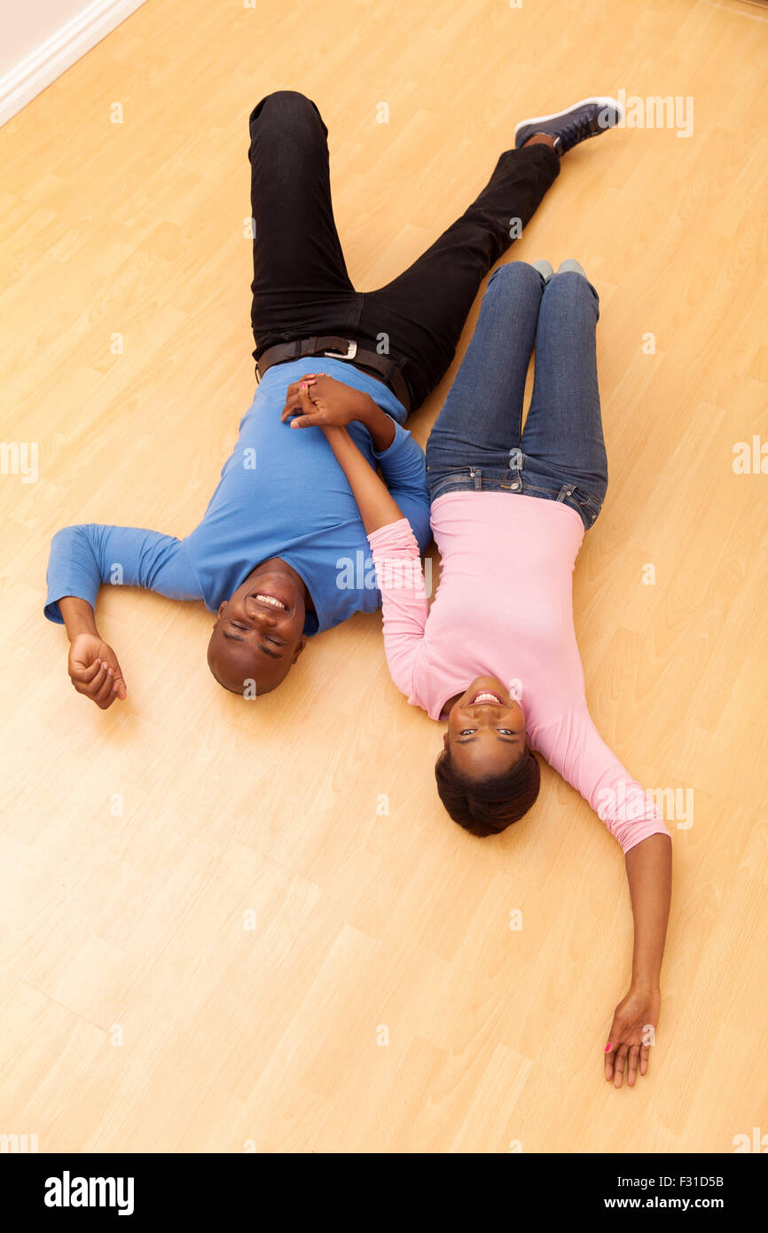 Draufsicht des jungen Paares entspannende auf dem Holzboden in ihrer neuen Heimat Stockfoto
