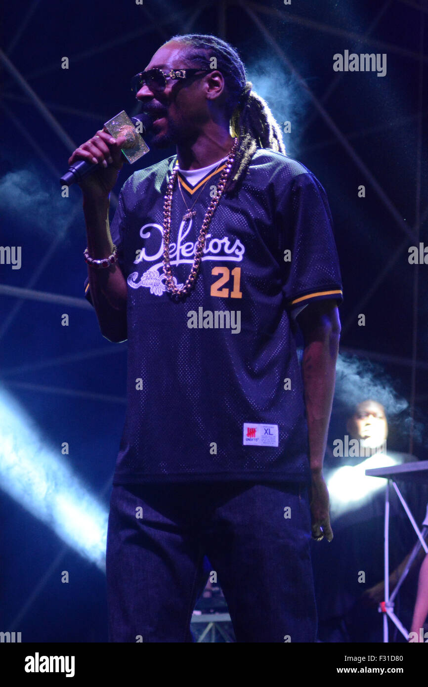 Snoop Dogg, die live auf der Bühne Arenile Reload, wo er eine verdächtige Zigarette gegeben wurde, von einem Fan erteilte er hinter seinem, Ohr Featuring: Snoop Lion, wo Snoop Dogg: Neapel, Italien bei: 27. Juli 2015 Stockfoto