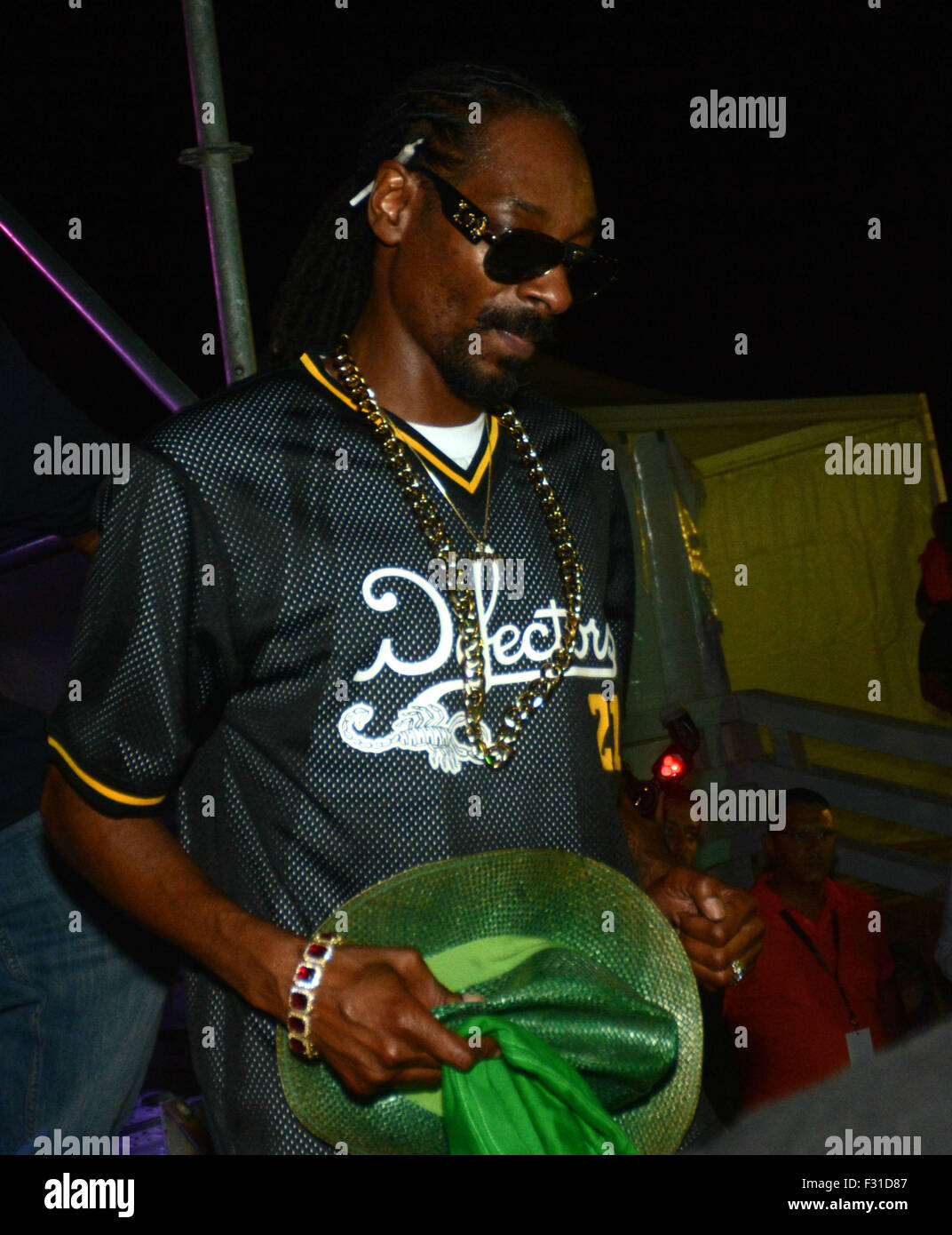 Snoop Dogg, die live auf der Bühne Arenile Reload, wo er eine verdächtige Zigarette gegeben wurde, von einem Fan erteilte er hinter seinem, Ohr Featuring: Snoop Lion, wo Snoop Dogg: Neapel, Italien bei: 27. Juli 2015 Stockfoto