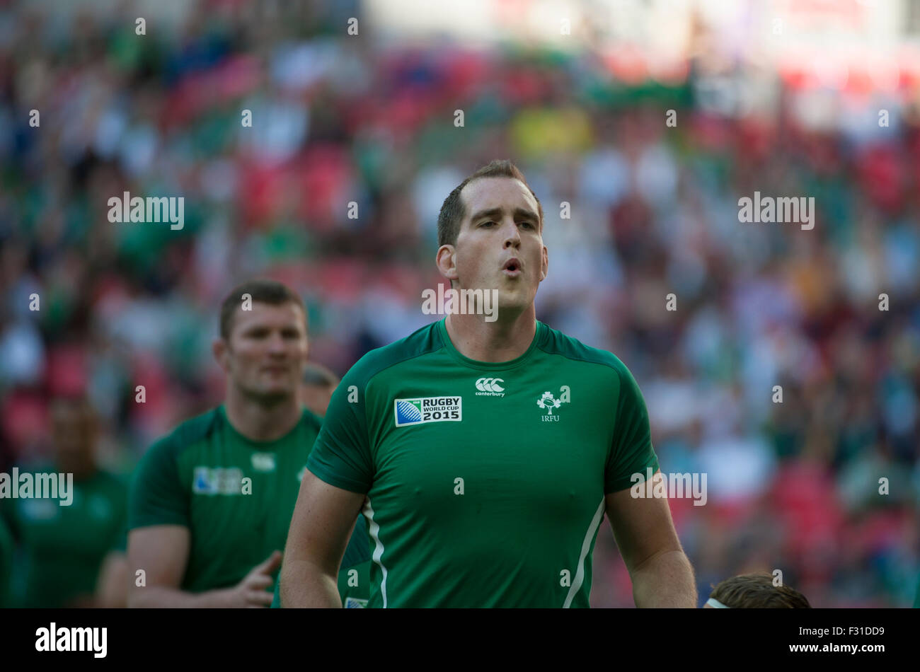 Wembley Stadium, London, UK. 27. September 2015. Irland / Rumänien im Pool D entsprechen der Rugby World Cup 2015. Devin Toner erwärmt sich vor dem Spiel. Bildnachweis: Sportsimages/Alamy Live-Nachrichten Stockfoto