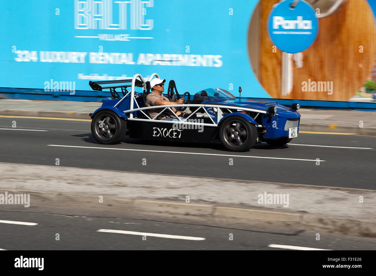 Eine verschwommene Bewegung Exocet Kit Auto an Geschwindigkeit, Autos Seitenansicht Straße verwischen; motion blur auf 'The Strand' bei Liverpool, Liverpool, Merseyside, UK Stockfoto