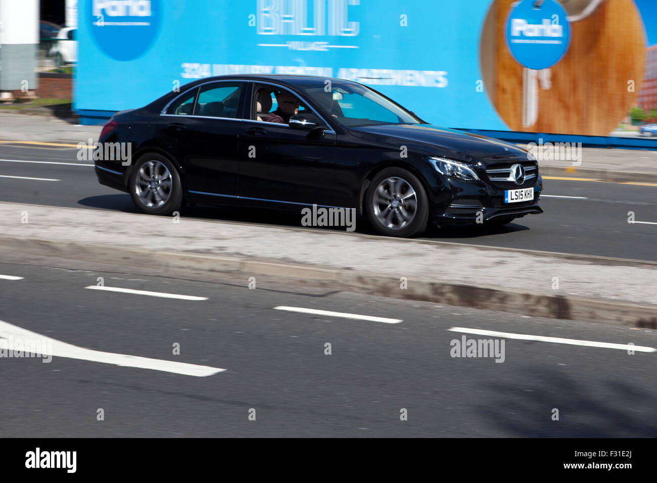 Ein unscharfer Mercedes bewegen, Autos Seitenansicht Straße Unschärfe bei der Geschwindigkeit; motion blur auf 'The Strand' bei Liverpool, Liverpool, Merseyside, UK Stockfoto