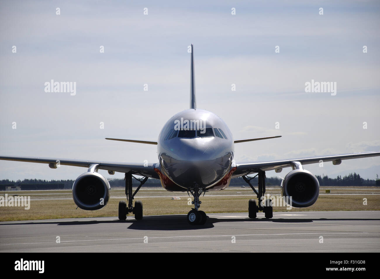 Airbus 320 warten auf dem Rollfeld am Flughafen Stockfoto