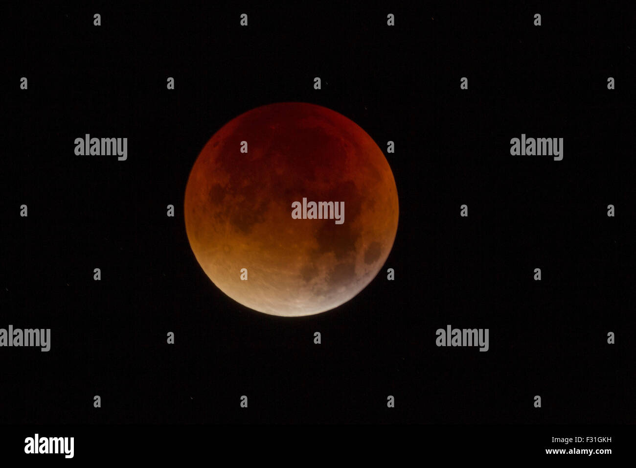 Mondfinsternis. Northampton, Großbritannien 28. September 2015. Zum ersten Mal in mehr als 30 Jahre, ein seltenes Schauspiel von eine rote Supermond in Kombination mit einer Mondfinsternis - war eine Kombination, die nicht seit 1982 in Großbritannien gesehen worden und wird nicht wieder bis 2033 passieren in den frühen Morgenstunden des heute Morgen gesehen. Bildnachweis: Keith J Smith. / Alamy Live News Stockfoto