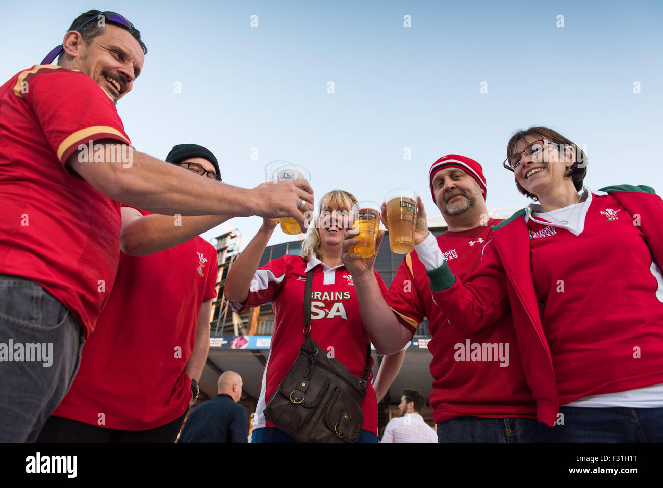 Walisischer Rugby-Fans feiern mit Pints Bier Stockfoto