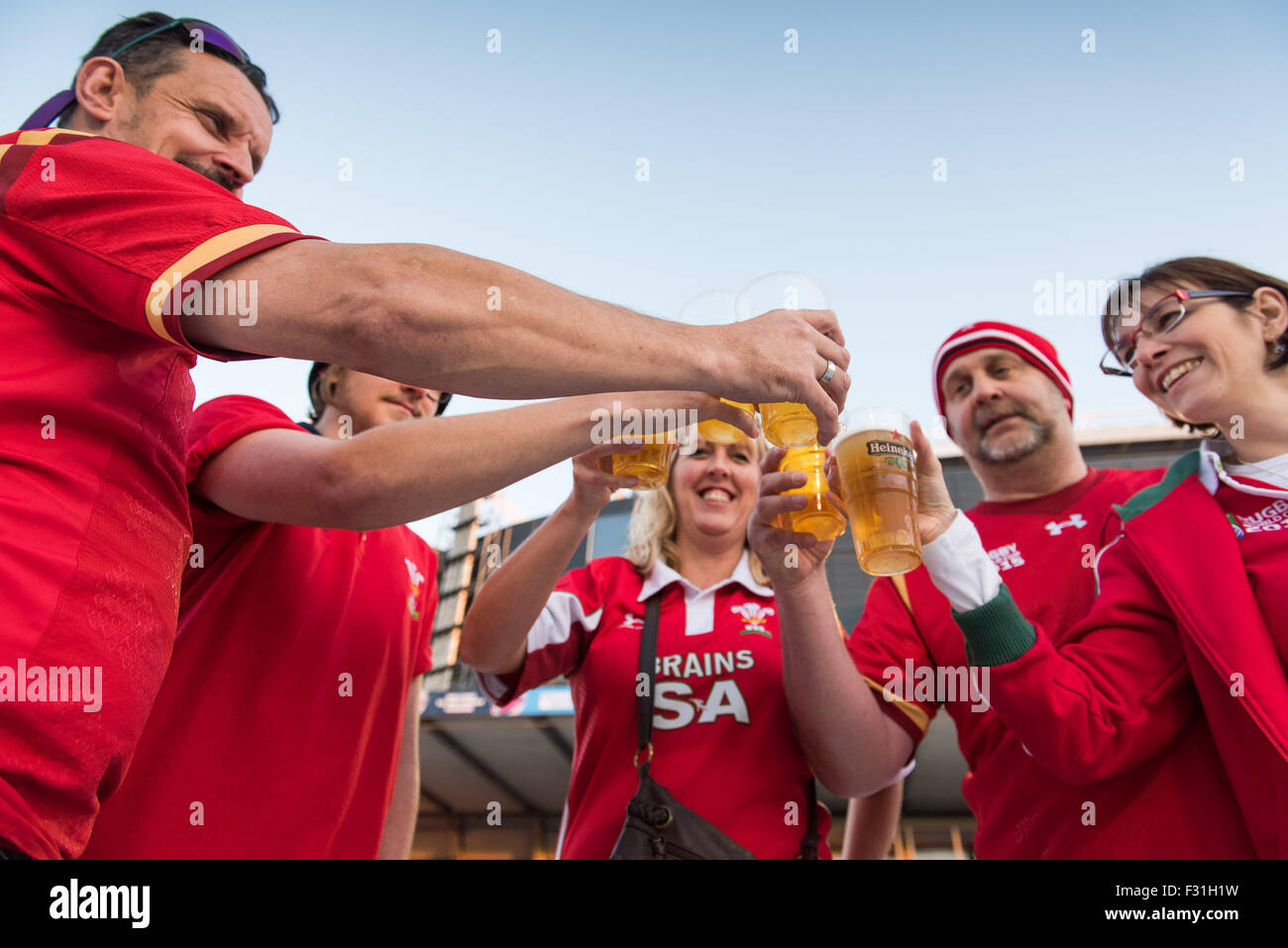 Walisischer Rugby-Fans feiern mit Pints Bier Stockfoto