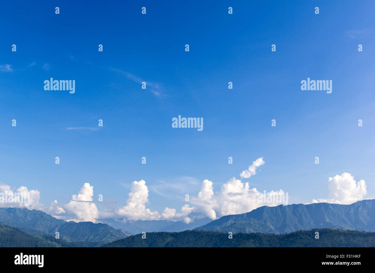 weißen geschwollenen Wolken Auferweckung eines Berges Stockfoto