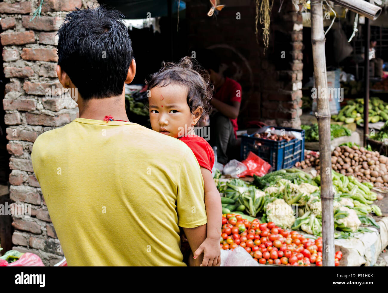 ein Mann mit seiner Tochter in der Straße Gemüseladen in Hetauda, Nepal Stockfoto