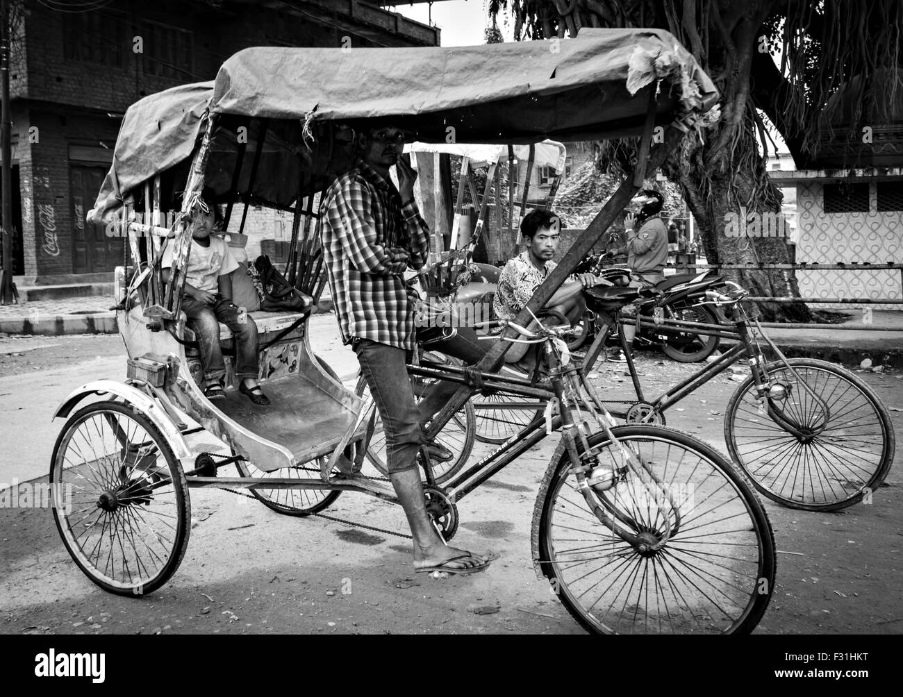 Tri-Zyklus Rikschafahrer warten auf Passagiere in Hetauda, Nepal Stockfoto