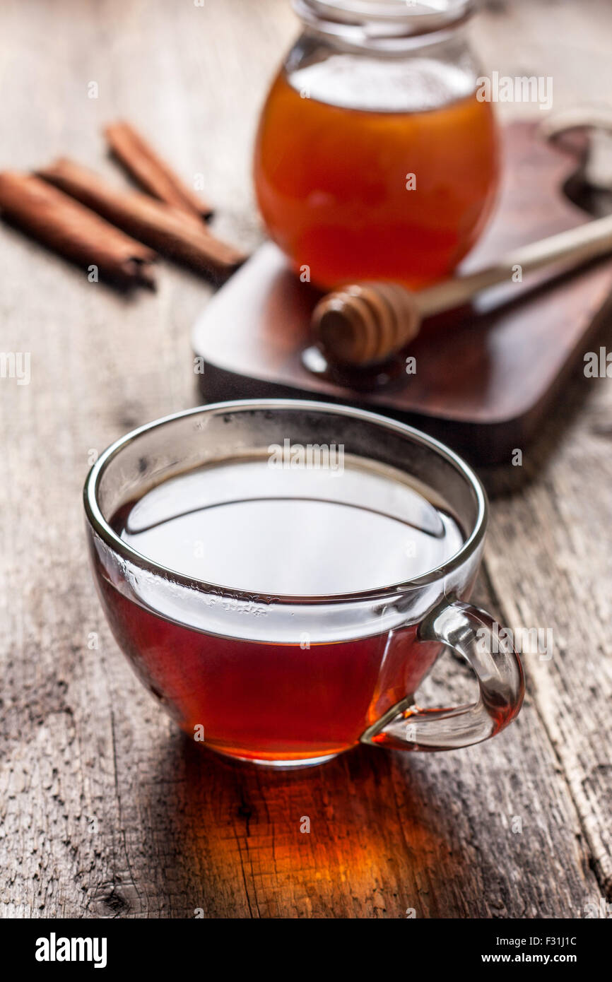 Tasse heißen Tee im Glas, Glas Honig, Honig-Wagen auf den alten hölzernen Hintergrund (Blackstyle) Stockfoto