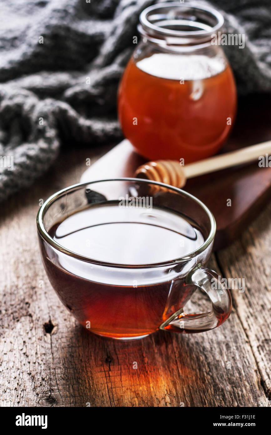 Tasse heißen Tee im Glas, Glas Honig, Honig-Wagen auf den alten hölzernen Hintergrund (Blackstyle) Stockfoto