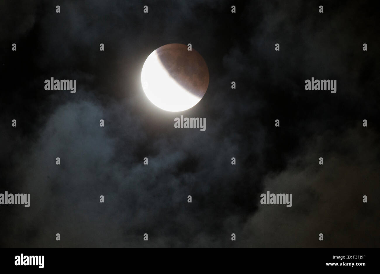 Bloomington, Indiana, USA. 27. Sep, 2015. Die Supermoon Eclipse ist aus Bloomington, Indiana, Sonntag, 27. September 2015 fotografiert. Das letzte Mal ein Supermoon mit einer Sonnenfinsternis fiel war im Jahr 1982 und wird nicht wiederholt werden, bis 2033. Bildnachweis: Jeremy Hogan/Alamy Live-Nachrichten Stockfoto
