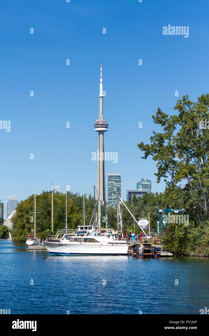 Toronto Skyline Blick auf den CN Tower von Toronto Inseln im Lake Ontario in Kanada Stockfoto