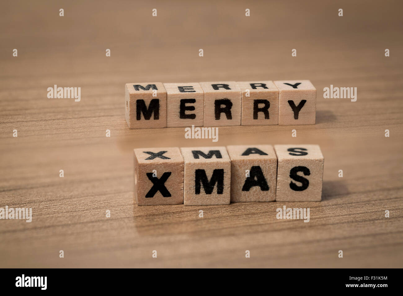 Frohe Weihnachten, geschrieben in hölzerne Würfel auf dem Schreibtisch Stockfoto