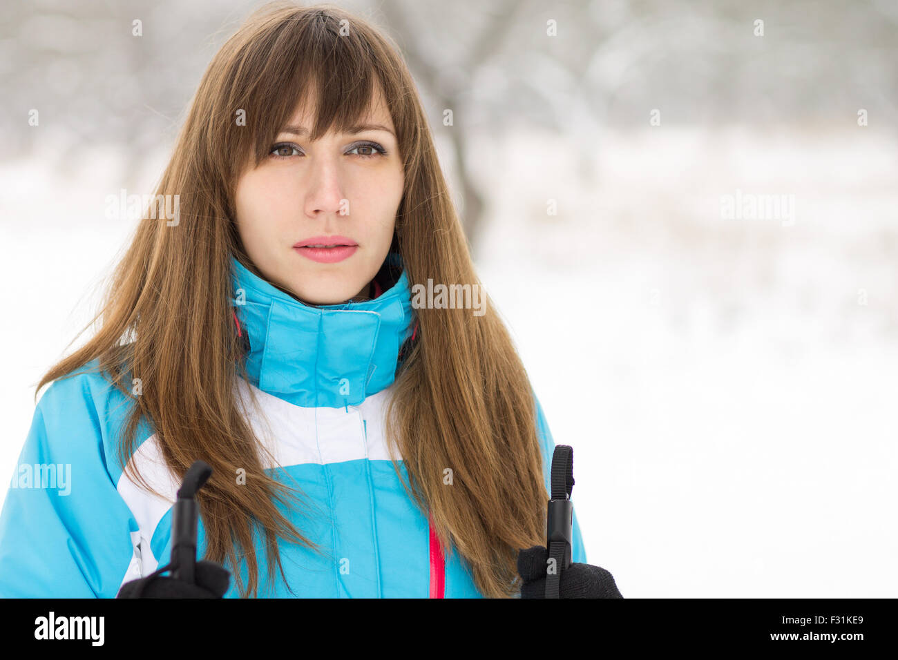 Junge Frau Skifahren im Winter im Freien. Bild mit textfreiraum beiseite Stockfoto