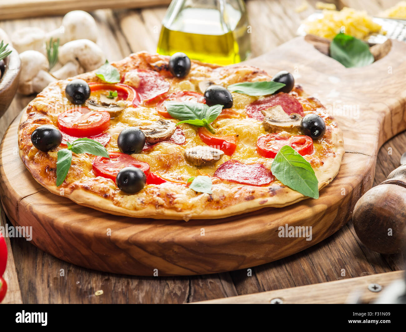 Pizza mit Champignons, Salami und Tomaten. Ansicht von oben. Stockfoto