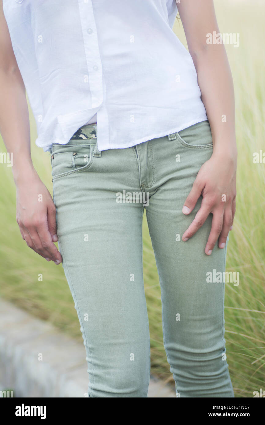 Nahaufnahme einer schlanken Frau stehen im freien Stockfoto