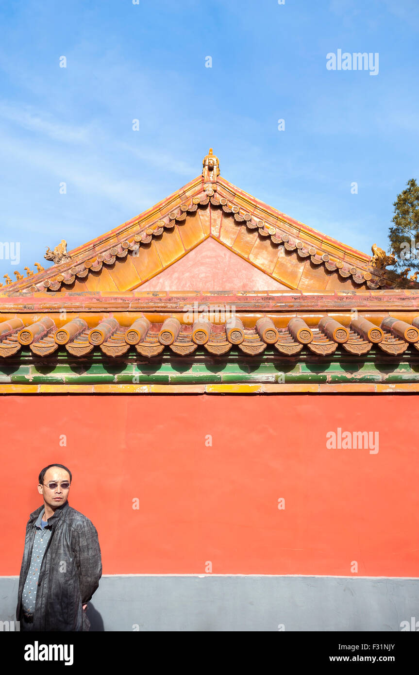 Chinesische Touristen steht vor einem rot lackierten Wand an die Verbotene Stadt, Beijing Stockfoto