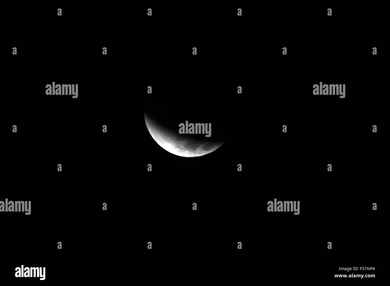 Rafah, Gaza-Streifen, Palästinensische Gebiete. 28. Sep, 2015. Ein Supermond ist zu Jahresbeginn eine totale Mondfinsternis über Rafah im südlichen Gazastreifen, 28. September 2015 abgebildet. Himmel-Beobachter auf der ganzen Welt sind für eine Behandlung Sonntagabend und Montag, wenn der Schatten der Erde einen rötlichen Schimmer auf dem Mond, das Ergebnis der seltene Kombination einer Sonnen-oder Mondfinsternis mit dem nächsten Vollmond des Jahres wirft. Bildnachweis: ZUMA Press, Inc./Alamy Live-Nachrichten Stockfoto