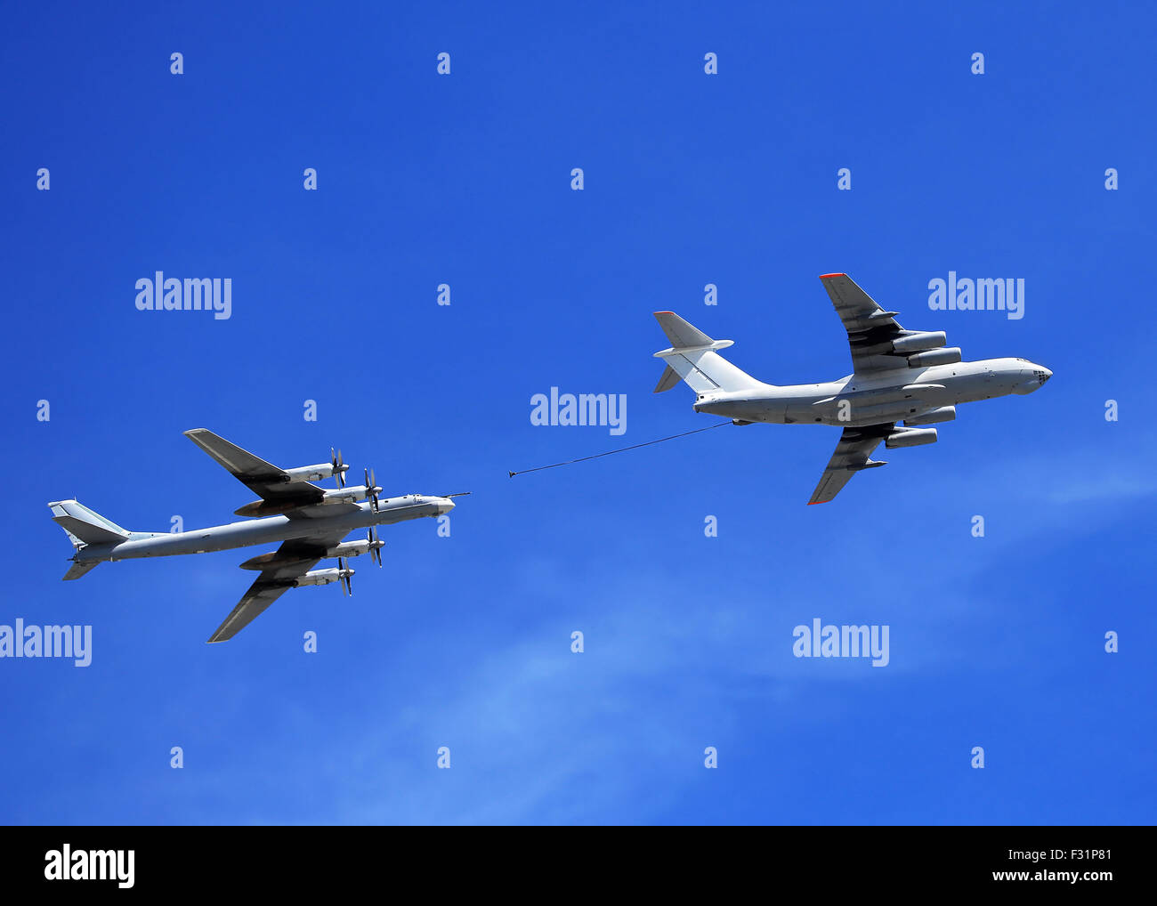 Betankung des russischen strategischen Bomber Tu-95 von der il-78-tanker Stockfoto