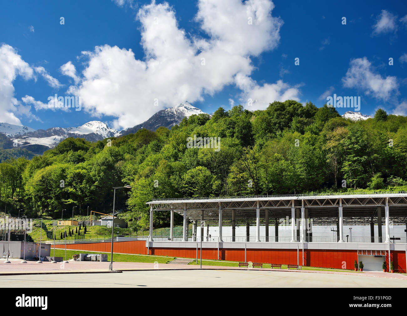 Bahnhof mit einer Fläche für Parkplätze auf den Hintergrund-Hügeln Stockfoto