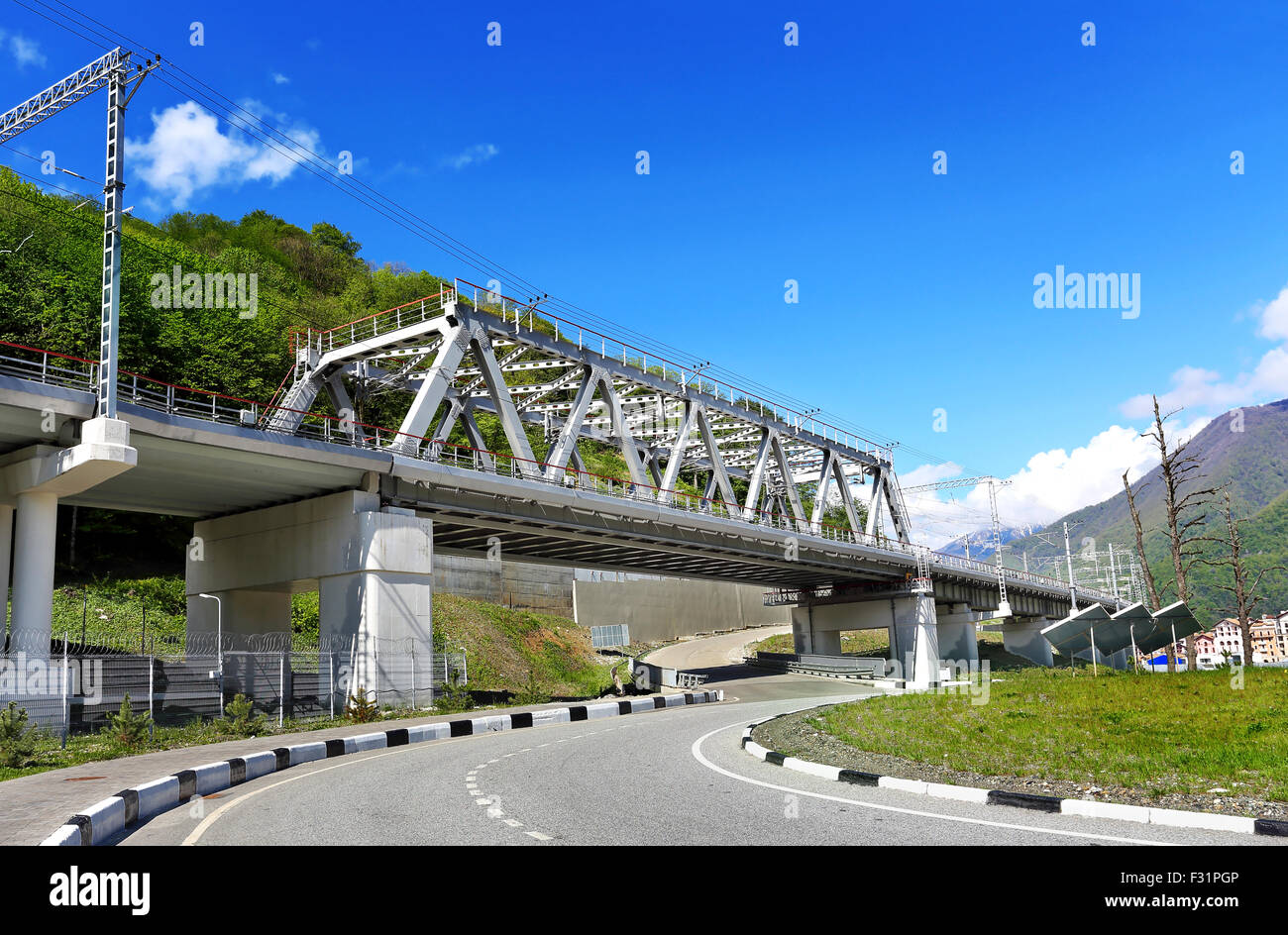 Eisenbahnbrücke der elektrifizierte Strecke mit Säulen Stockfoto