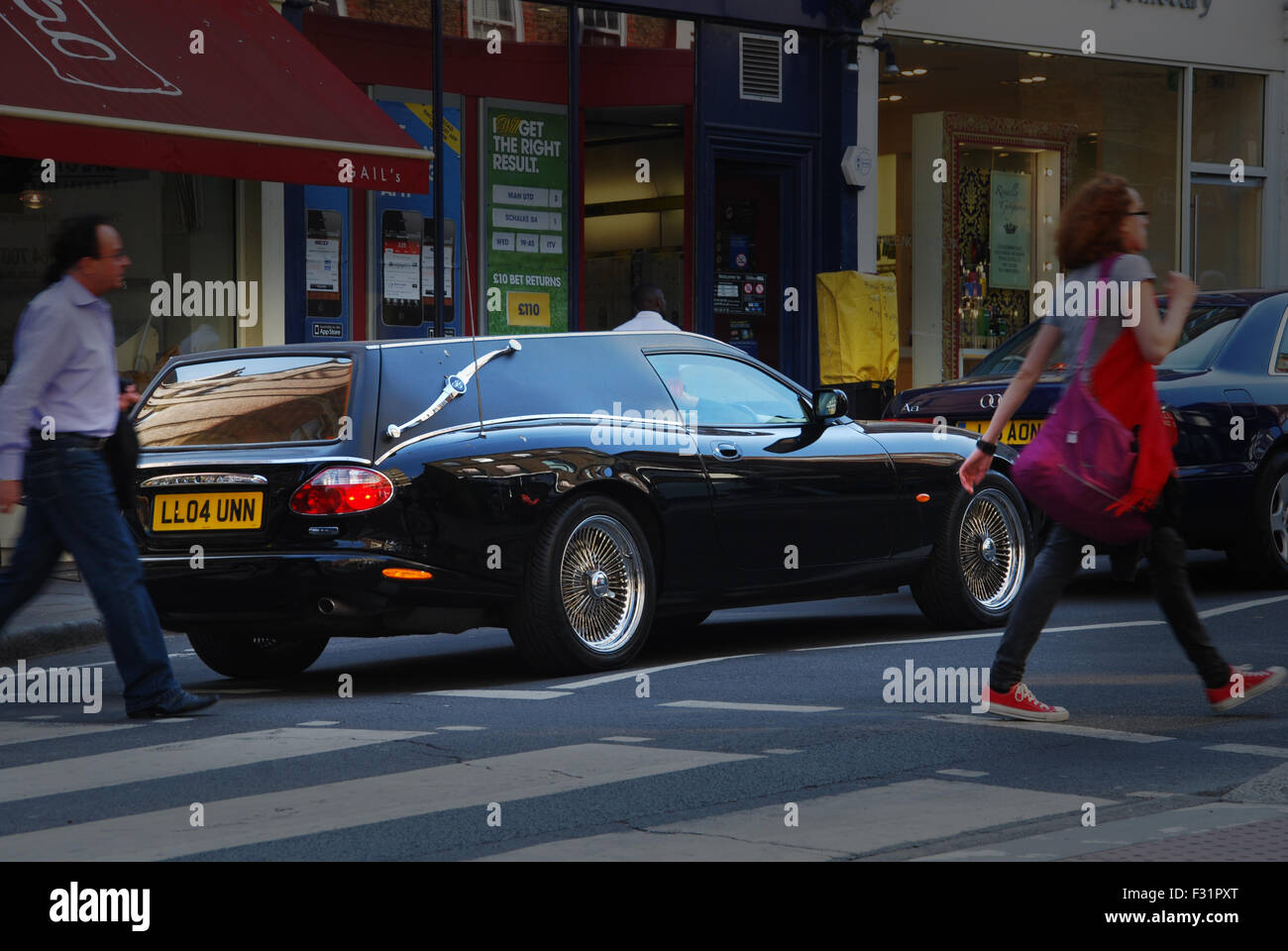 Jonathan Ross und Jane Goldman's Jaguar XK8 Leichenwagen in Hampstead, London, Vereinigtes Königreich Stockfoto
