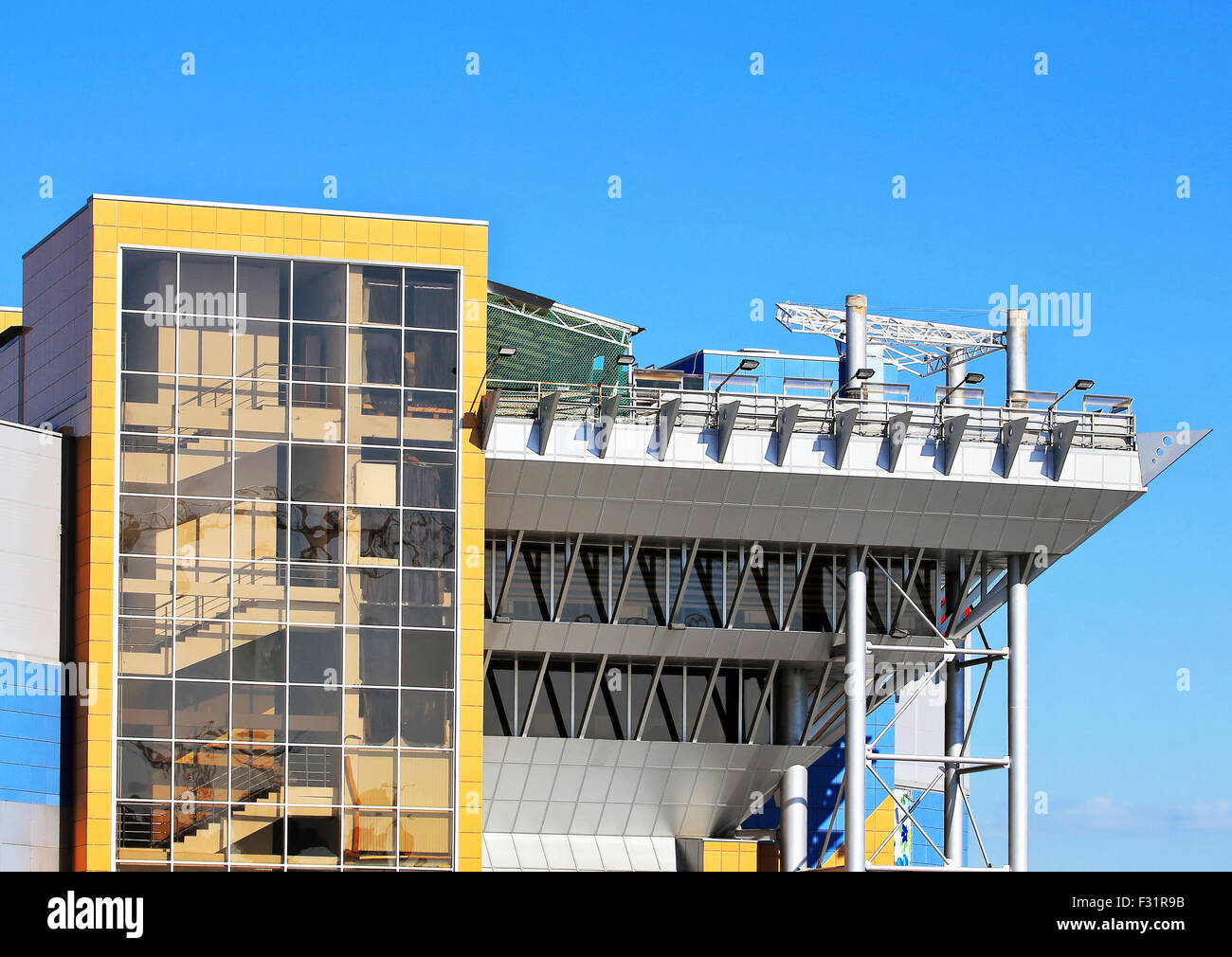 Große Gebäude mit metallischen Top und großen Glasfenstern High-Tech-Stil Stockfoto