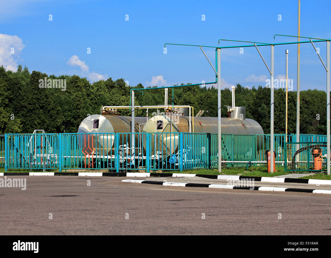 Feuerzeugbenzin Lagertanks an Tankstelle Stockfoto