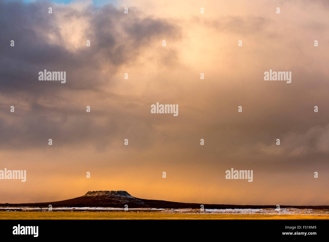 Vulkankegel mit bewölktem Himmel, Vulkan in Thingvellir, Island Stockfoto