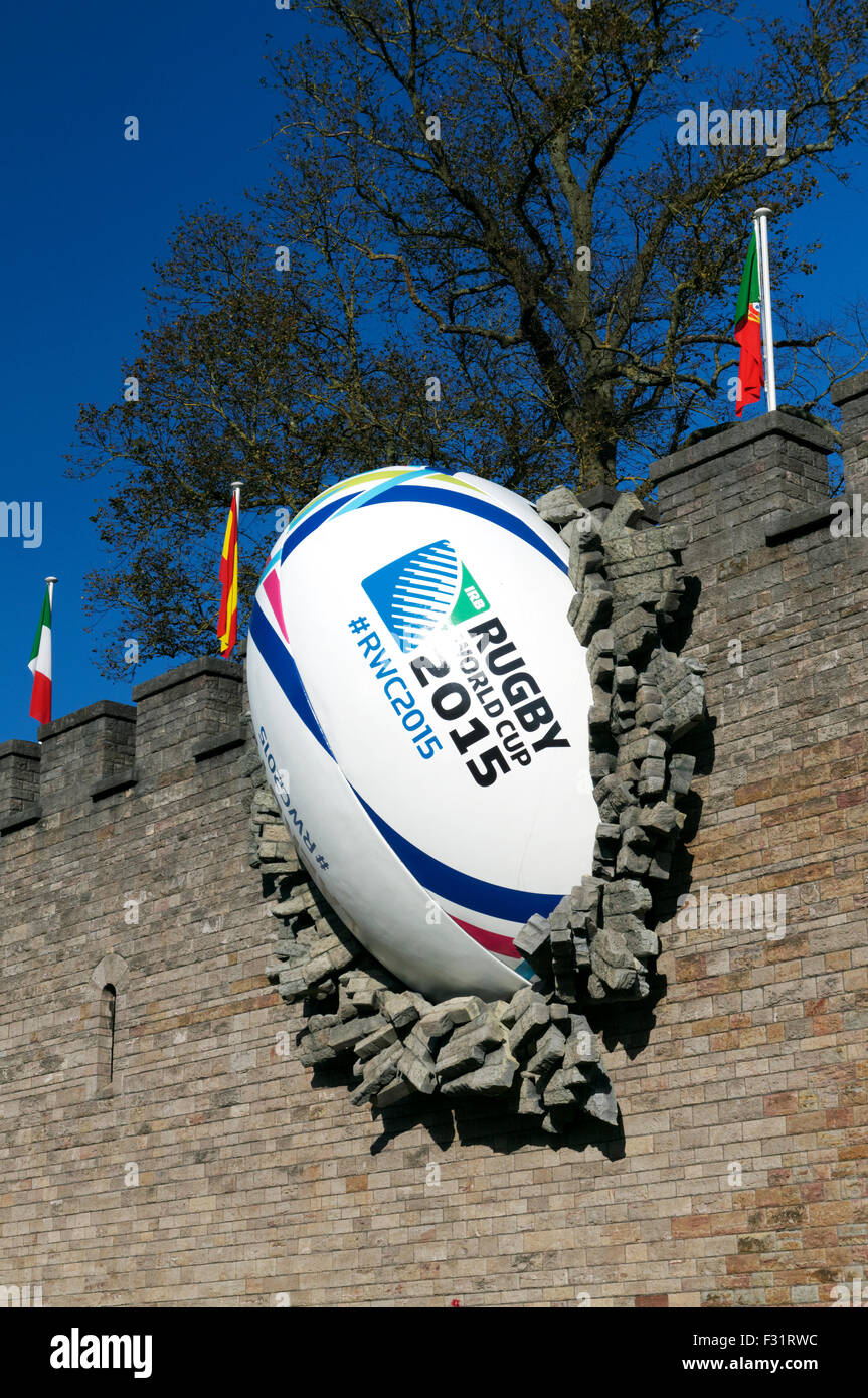 Riesige Rugby-Ball prallte gegen die Wand des Cardiff Castle anlässlich die Eröffnung der 2015 Rugby World Cup, South Wales, UK. Stockfoto