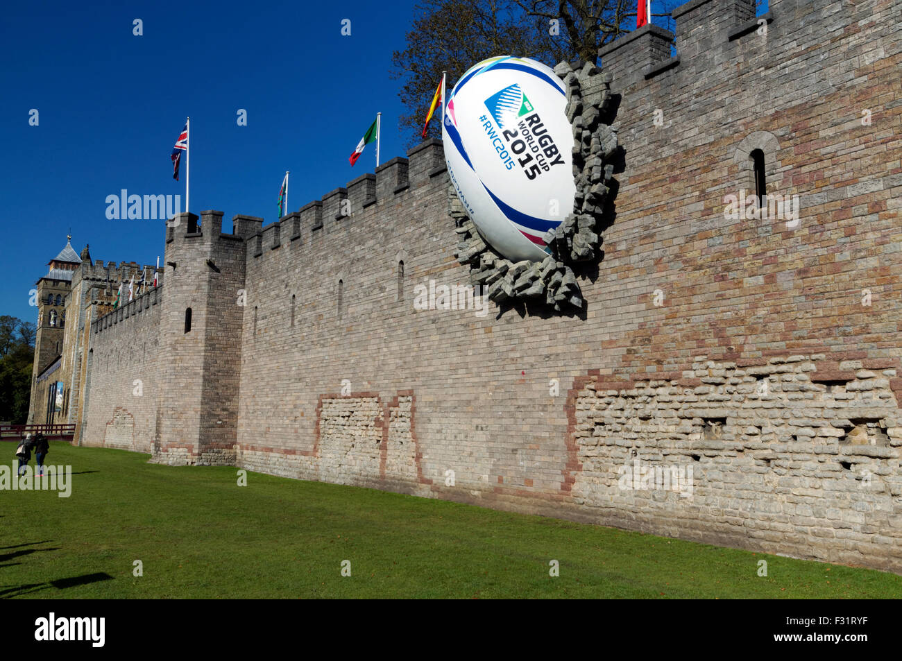 Riesige Rugby-Ball prallte gegen die Wand des Cardiff Castle anlässlich die Eröffnung der 2015 Rugby World Cup, South Wales, UK. Stockfoto
