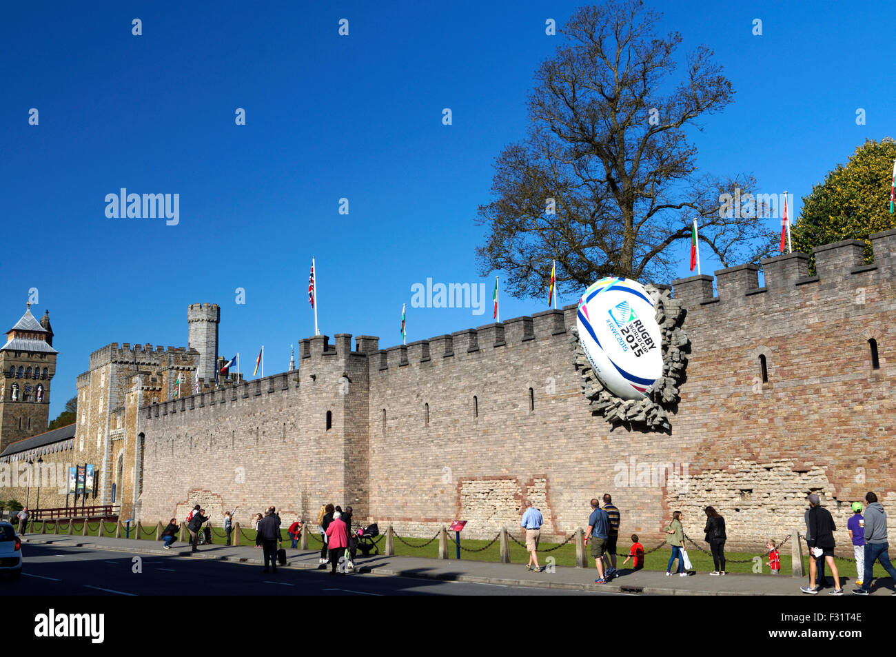 Riesige Rugby-Ball prallte gegen die Wand des Cardiff Castle anlässlich die Eröffnung der 2015 Rugby World Cup, South Wales, UK. Stockfoto