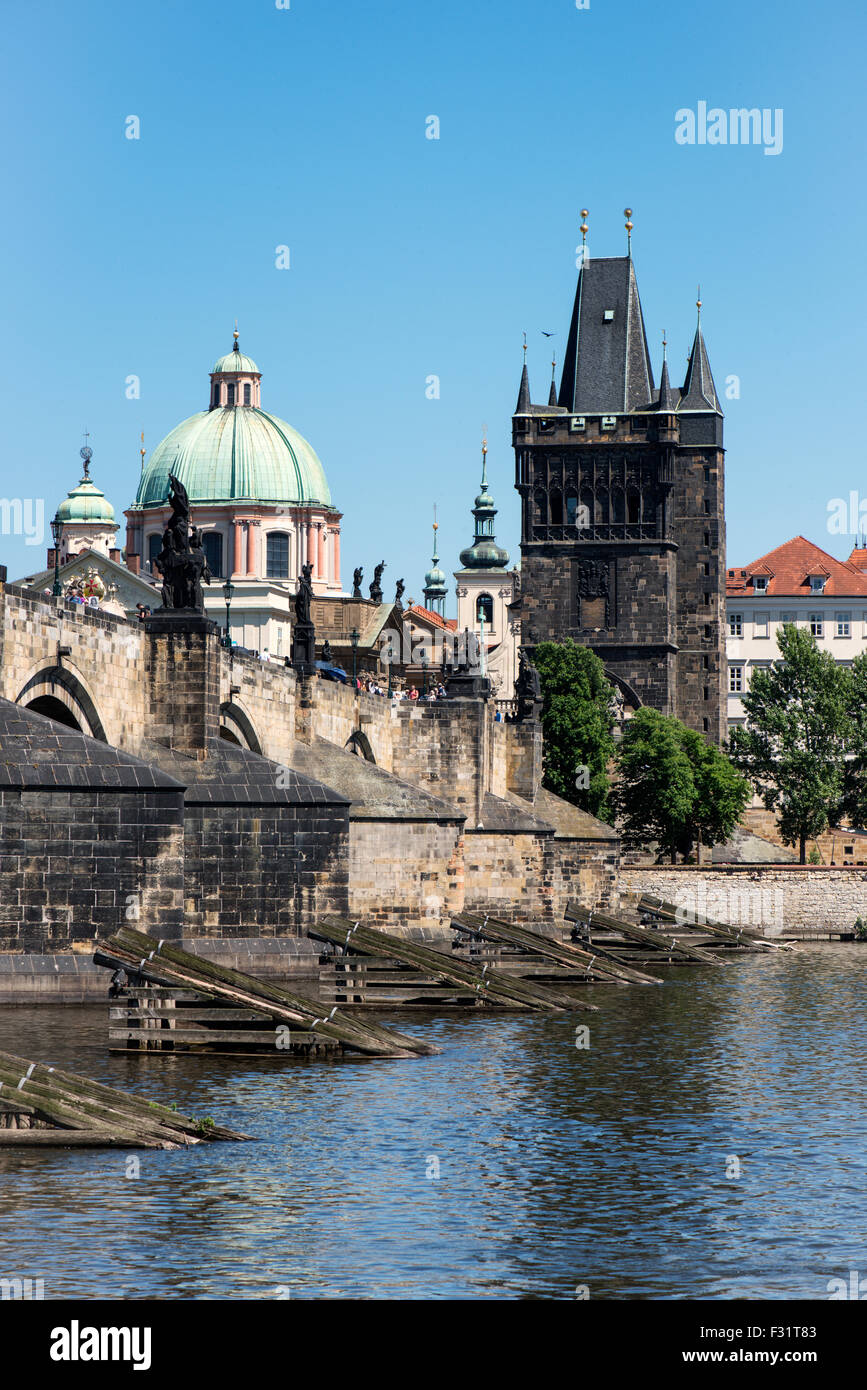 Blick auf bunte Altstadt und Karlsbrücke mit Moldau, Prag, Tschechische Republik Stockfoto