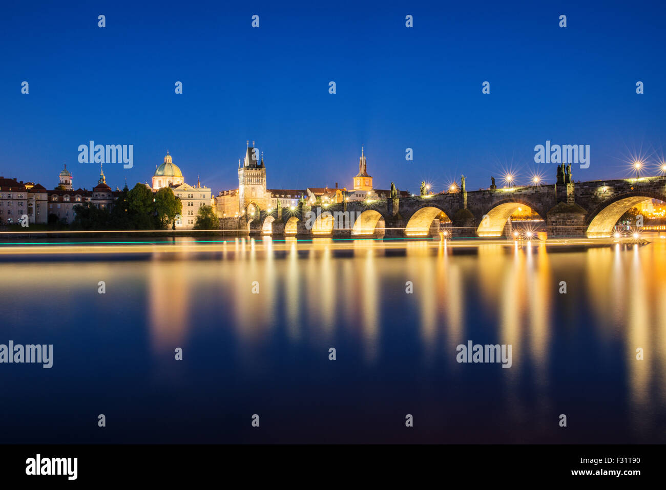 Nachtansicht der bunten Altstadt und Karlsbrücke mit Moldau, Prag, Tschechische Republik Stockfoto